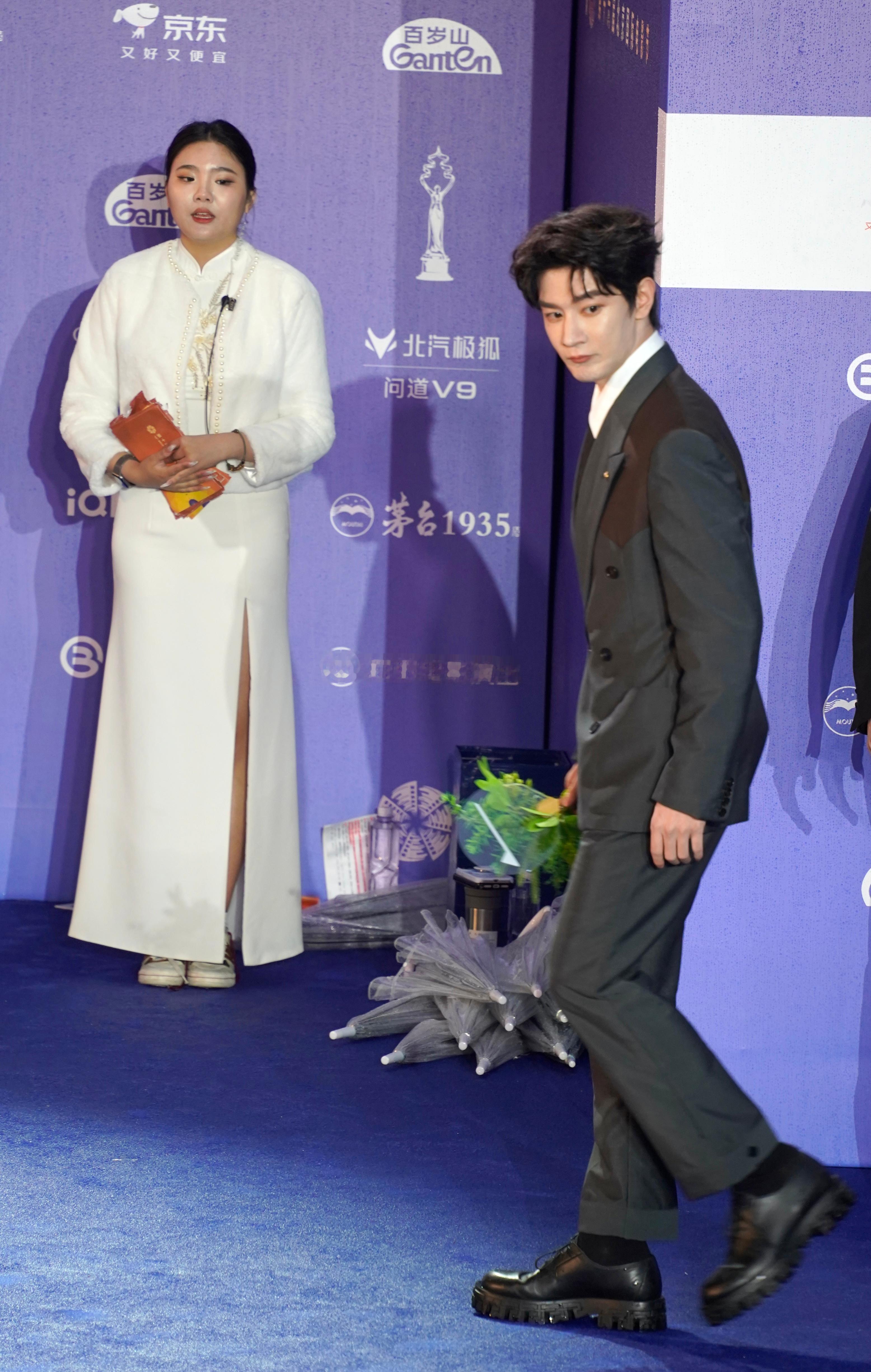 发一下北京国际电影节 红毯拍的夏之光，在红毯上好乖的样子，而且好实的站在边上，时