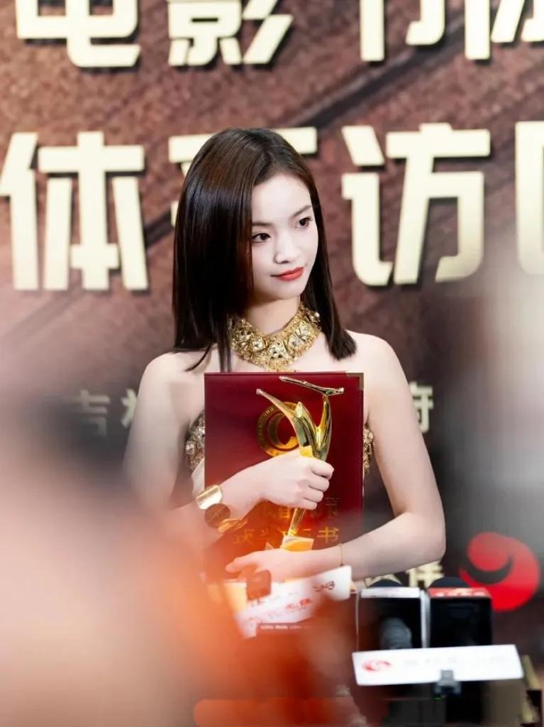李庚希凭《我们一起摇太阳》获金鸡奖影后，媒体盛赞其实至名归。她非科班出身，却以精