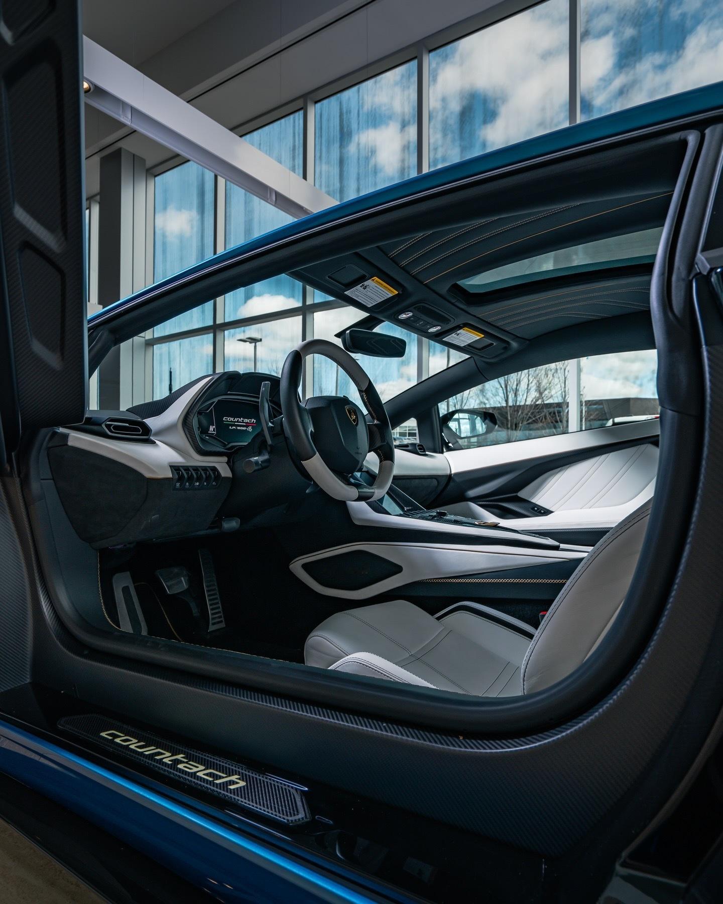 Car时尚  一个为新时代重新构想的标志。以 Ad Personam 蓝色 Ne