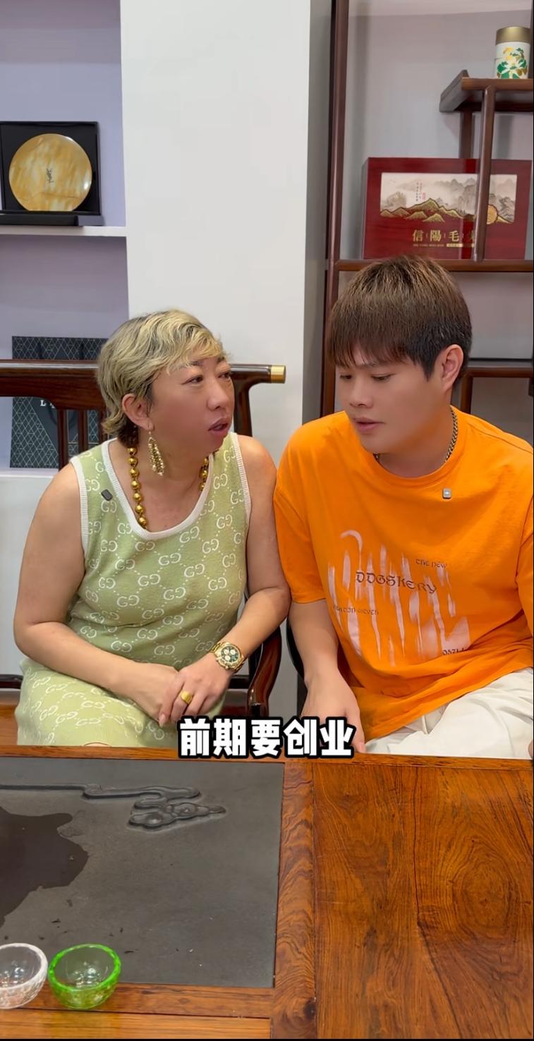 东北大林子和小老公亮亮，靠着亮眼的颜值反差圈粉一百多万。很多人第一眼难免会心生误