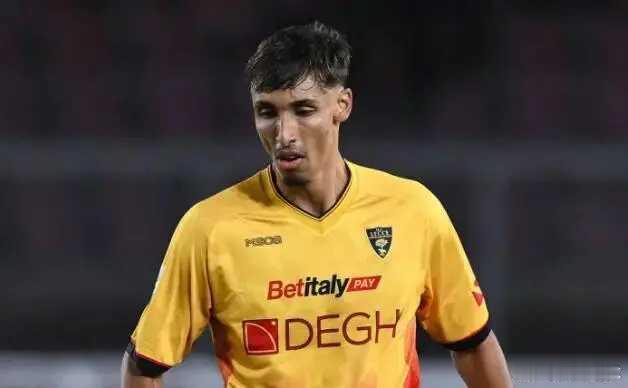 意媒丨米兰现场考察莱切21岁中后卫米兰圈据《慢镜头》报道，米兰现场考察了莱切后卫