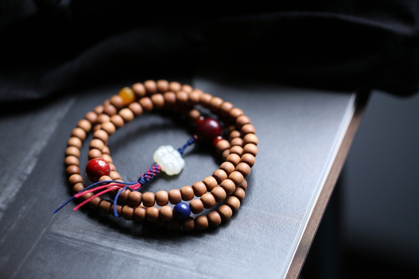 时光漫道，为心间盛下一片阳光，丰盈内心的芳华。【品名】倾慕【材质】老山檀香【规格