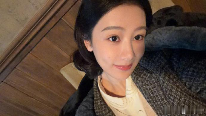 杨紫发长文回应提名白玉兰、杨紫等玉兰花再开的时候我们见个面春寒料峭依旧迎风盛开，