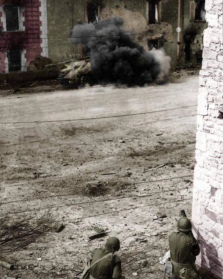 1944年，在诺曼底圣特尼，美国步兵使用M1“火箭筒”正在向一辆德国豹...
