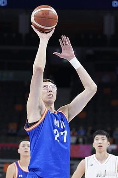 不要说什么窝里横，周琦一直还是很有实力和威胁的，他站在篮下，没有对手不忌惮一下！