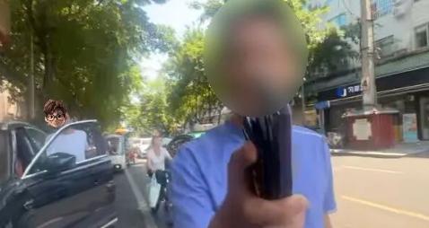 “这条街老子才是老大！”街头男子冒充交警拦车盘查，竟只是为了过把“权力瘾”？
