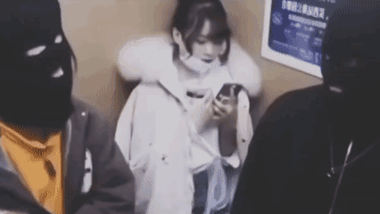 哥们
这头套被你俩带的
也是没谁了
瞧把美女给逗得
笑的都合不拢嘴了[笑哭]