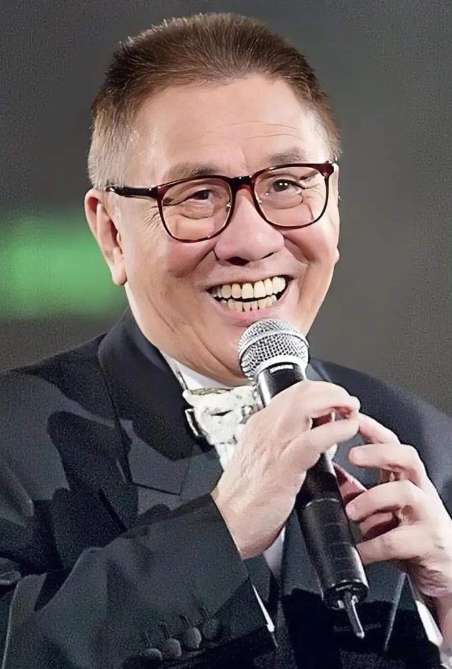知名主持杨澜，采访“四大才子”之一黄霑，杨澜说:沧海一声笑，滔滔两岸潮，这首歌应