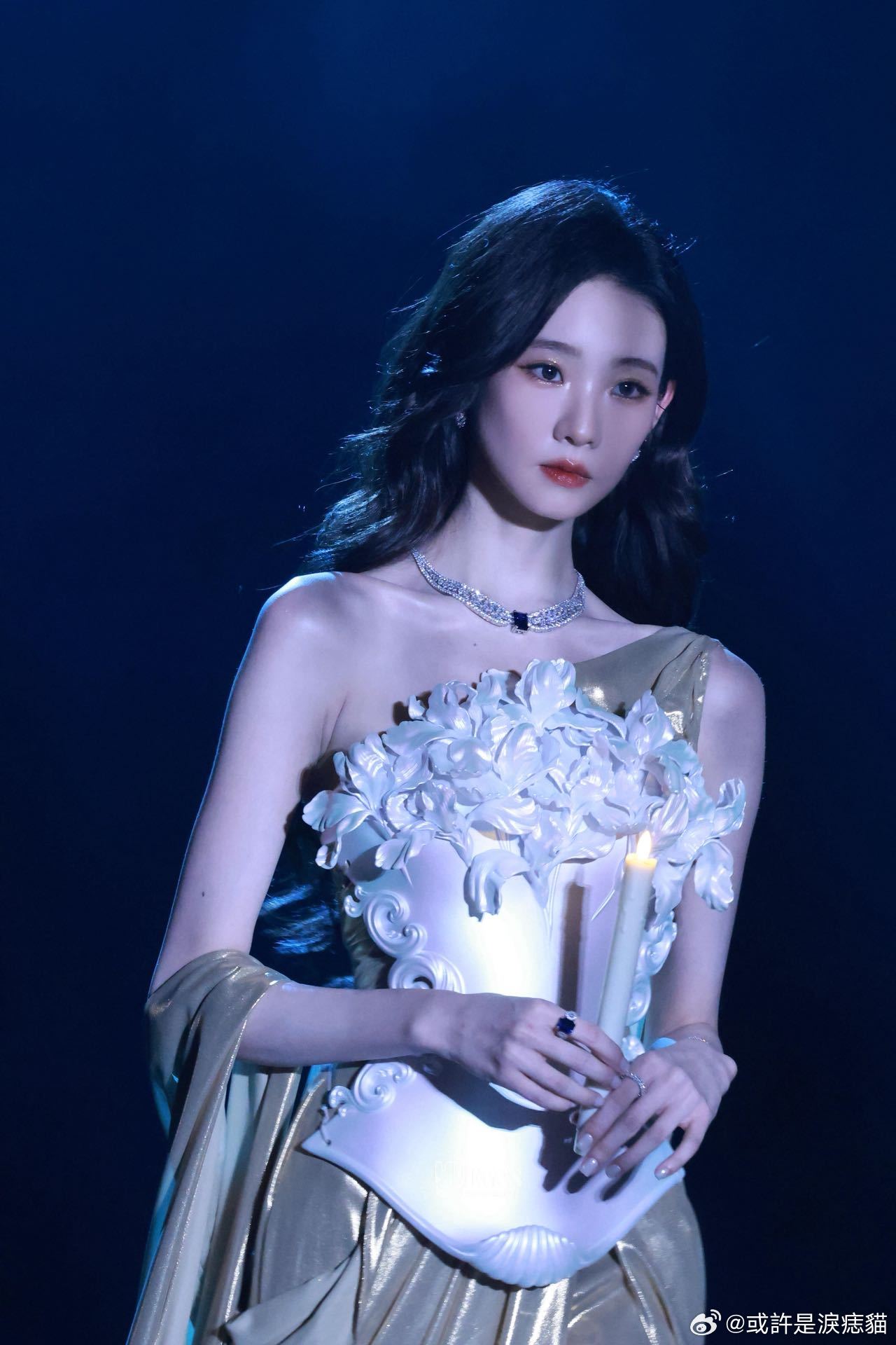 张艺凡从油画里走出的神女张艺凡今天的状态真的美到失语！整个人就像从复古油画里走出