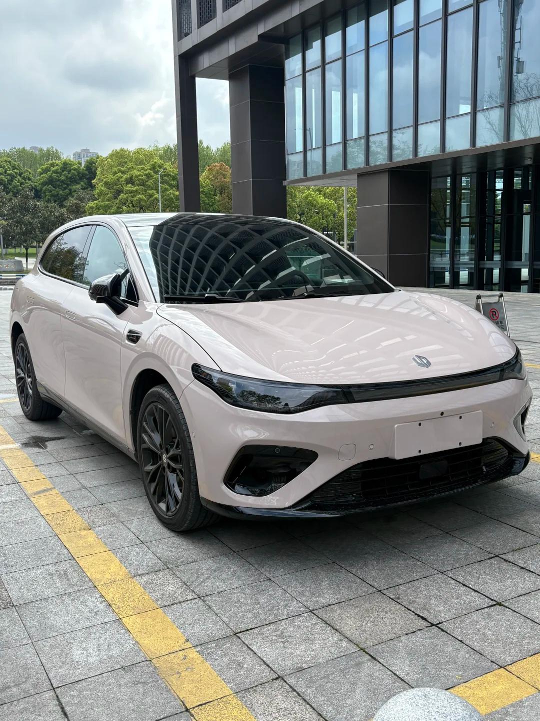 海豚是老牌选手了，造型圆润可爱，内饰配色也比较活泼。女生开挺合适，但动力中规中矩