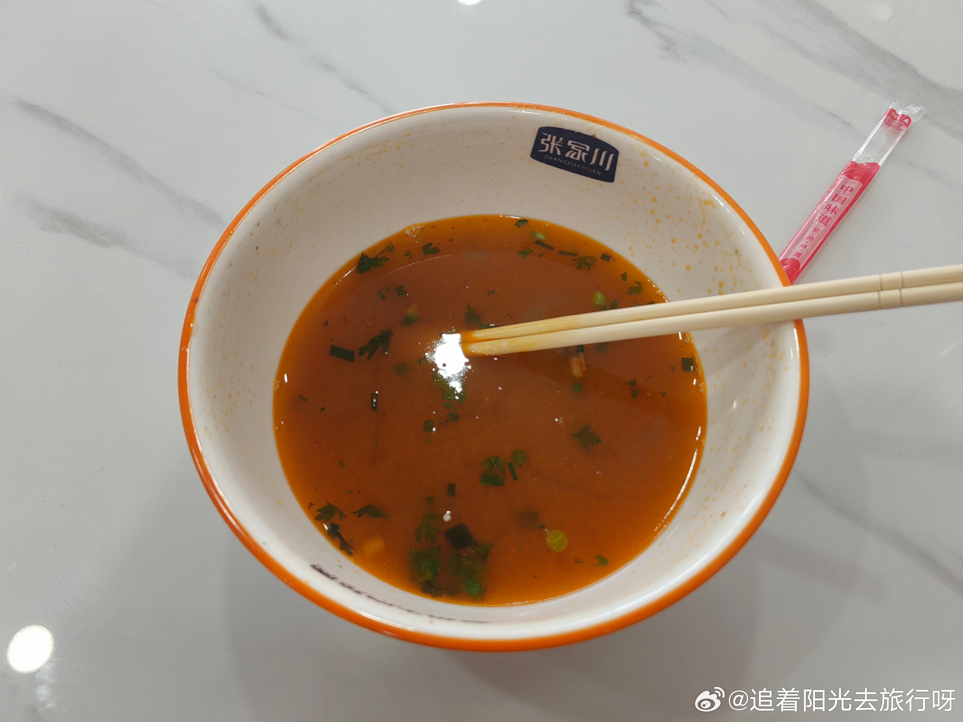 情感早上送小孩姐上学，在校门口下车的时候，她说自己晕车，给旁边的保安都听笑了，因