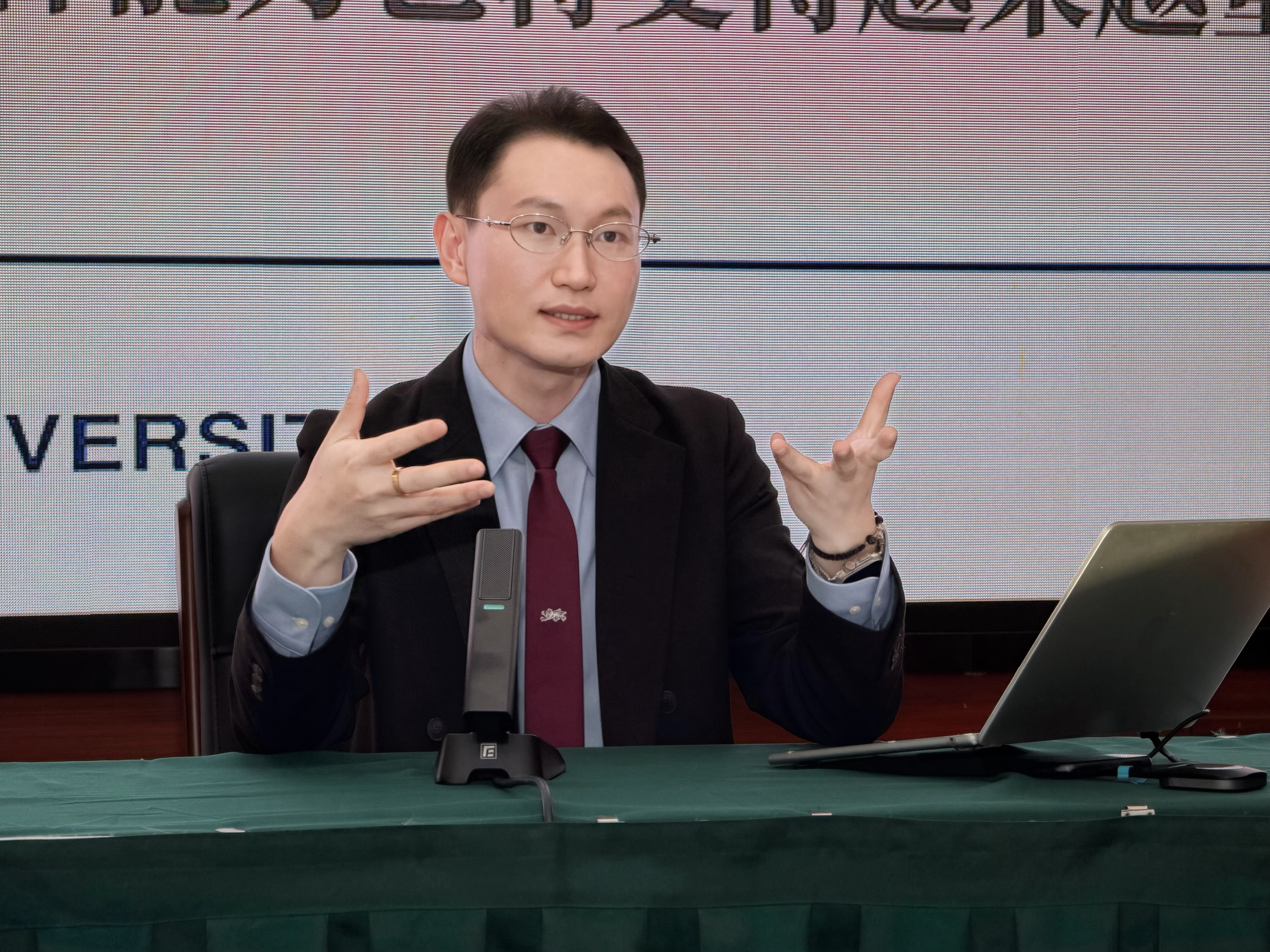 旦旦老师对学生说：在AI可以随时帮你搜索信息、整理资料、总结知识，甚至帮你完成一
