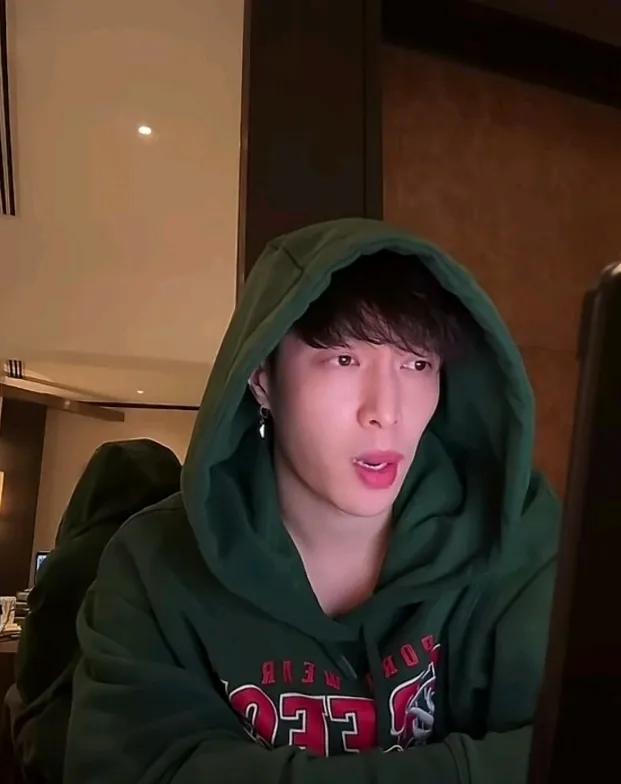 张艺兴直播学英语

直播间10万➕人观看

他是归国四子里发展最好的了吧

好像