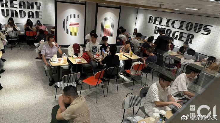 港媒：尖沙咀两间麦当劳凌晨爆满，内地人占多数香港01报道，内地十一黄金周，记者凌
