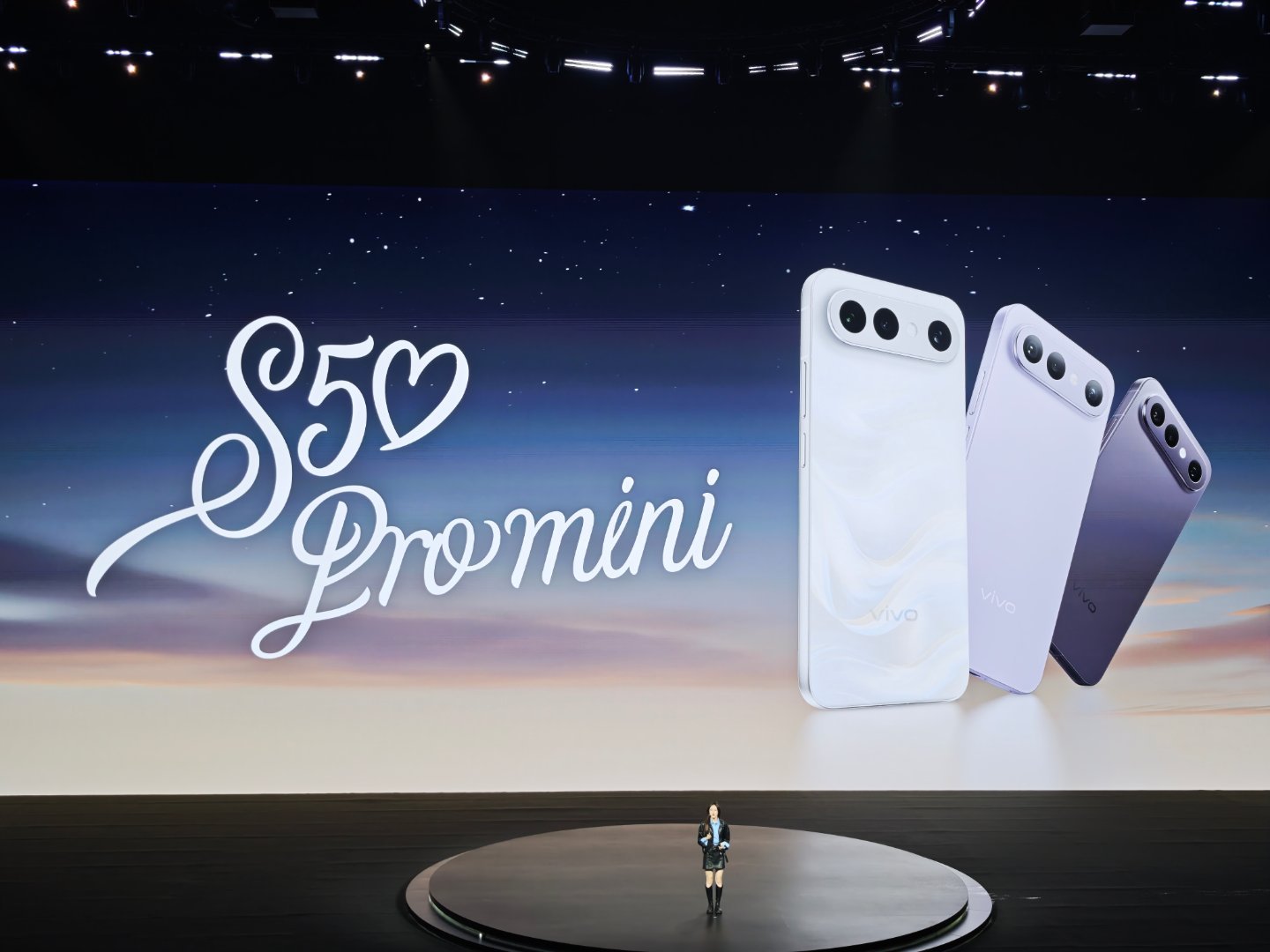 除了vivoS50 ，vivo还带来了一款屏幕尺寸更小(6.31英寸)但性能更强