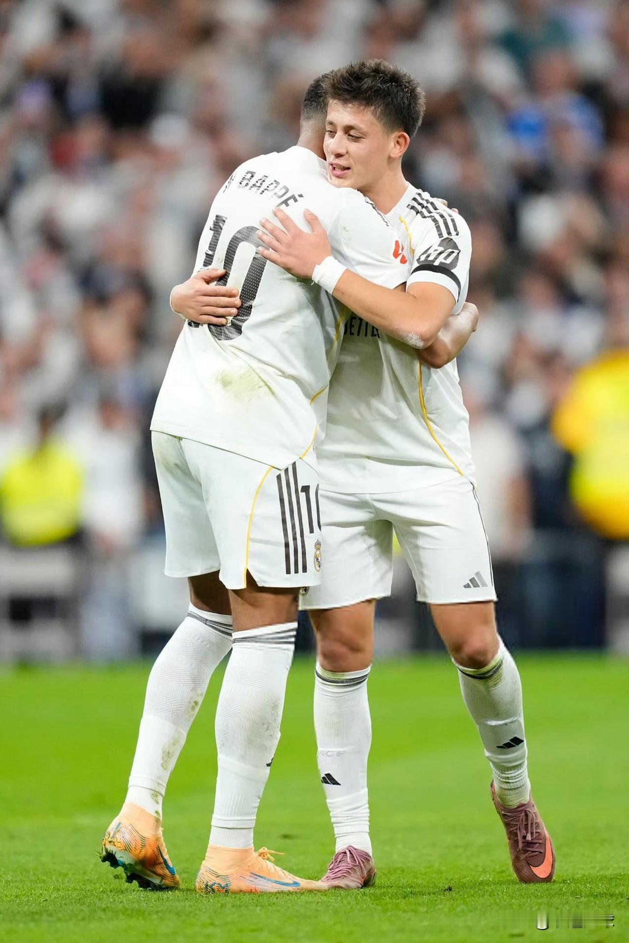 居莱尔和姆巴佩现在好有默契！
居莱尔本赛季西甲已为姆巴佩送出5次助攻，此组合位列