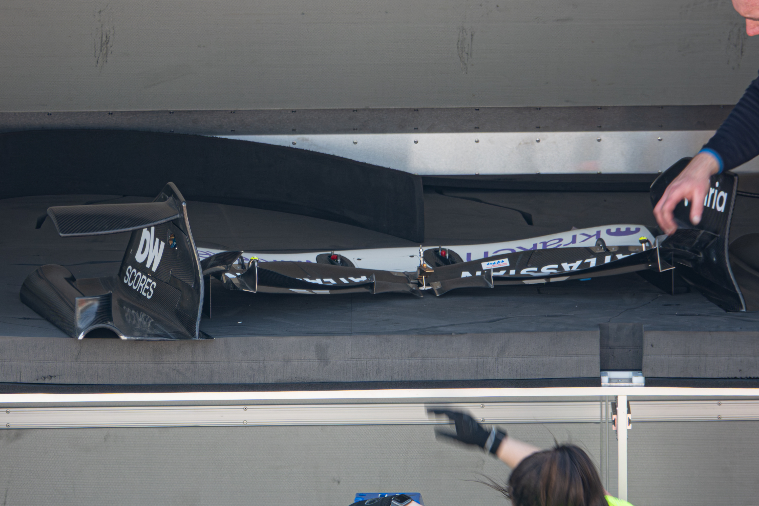 由摄影师NOBU拍摄下的各支F1车队在铃鹿赛道P房内的准备情况👀（包括了一些细