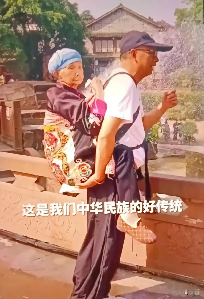爱了！五一假期感人一幕！
你养我长大，我陪你变老！
每个父母都深爱自己的孩子，等