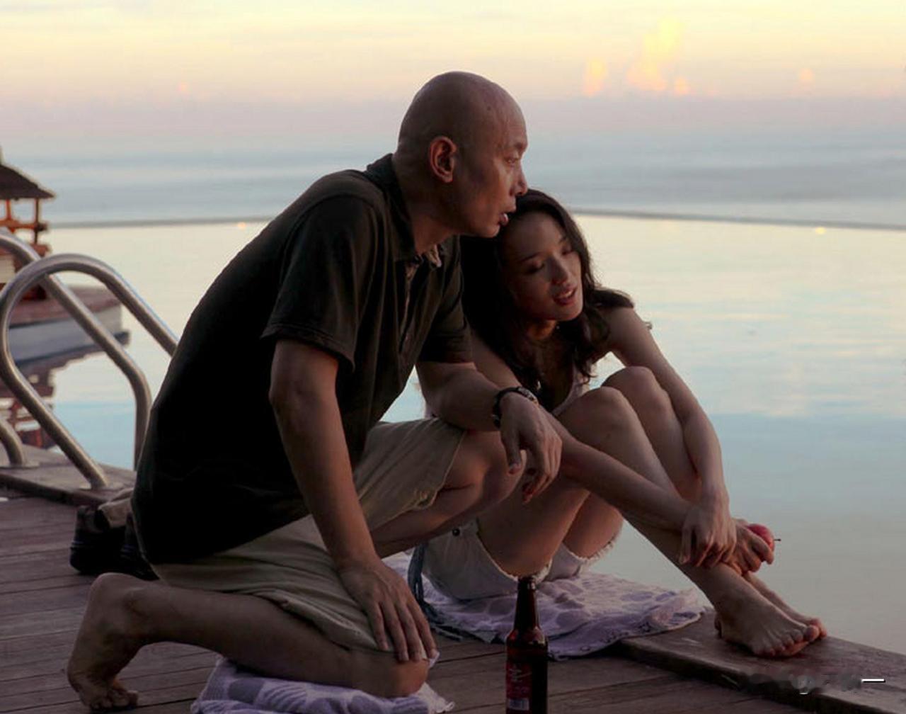 “我这么漂亮，你真能忍住？”片场，32岁的舒淇贴着51岁的葛优开玩笑，冯小刚催着