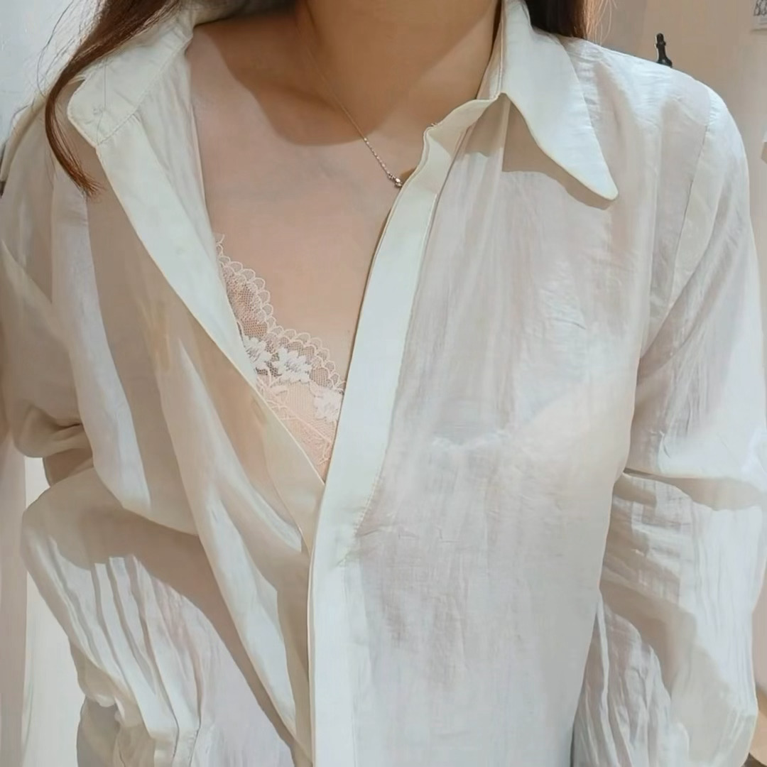 今日份OOTD：白衬衫 蕾丝内衣，甜酷拿捏~ 