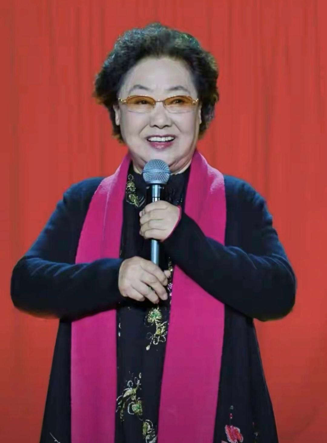 年纪大了还是得悠着点啊，
郭兰英去世前就踩了大坑，
87岁的高龄不在家颐养天年，