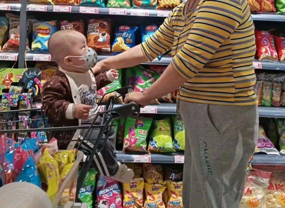 现在姥姥带孩子的越来越多，哪怕没辛苦费。数据显示，2024年老人带孙辈占比超70