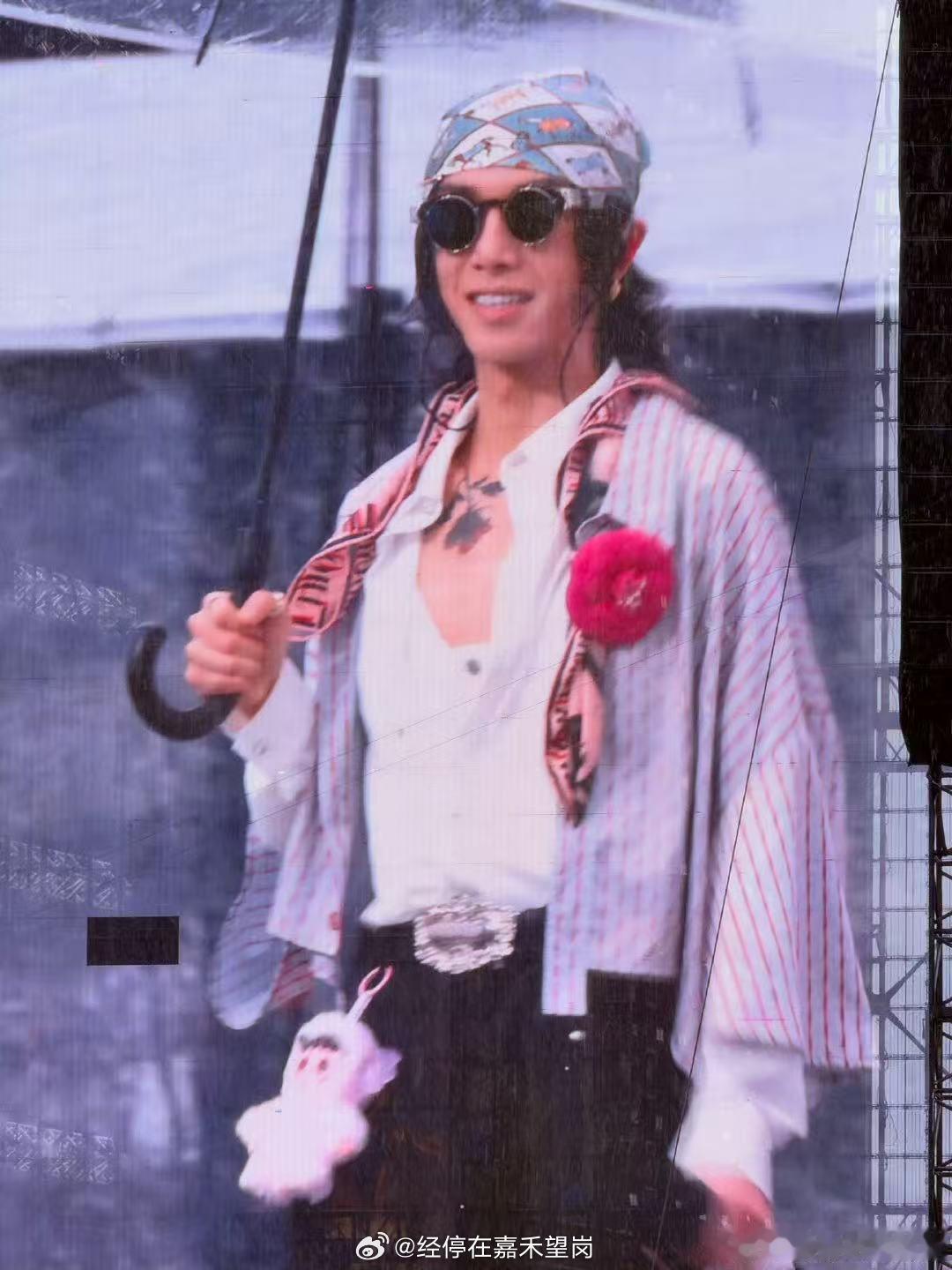 谁家演唱会还能顺便解锁胸肌彩蛋啊，华晨宇今天这身造型真的好野好松弛华晨宇露胸肌了