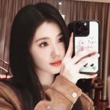 青春氛围感被刘浩存狠狠拿捏，天生自带清纯灵气，诠释少女角色毫无违和感。身形温婉柔