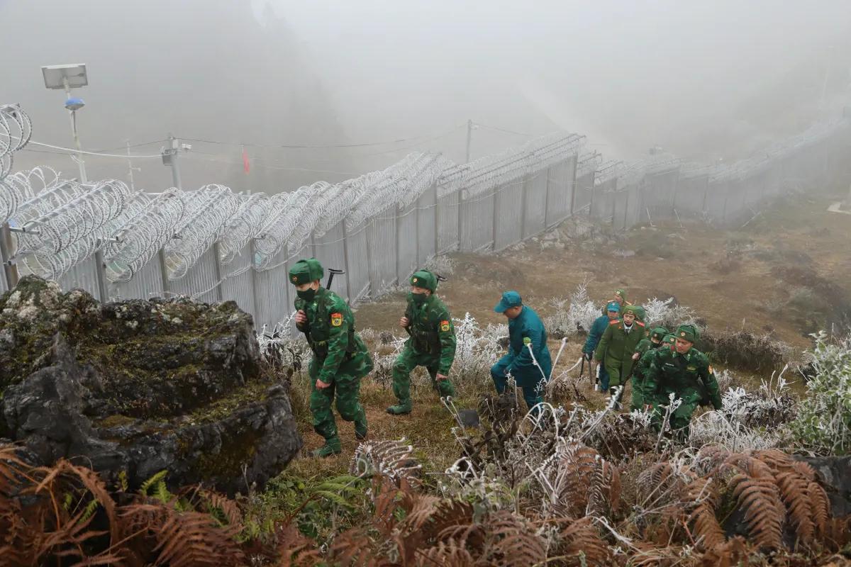 越南边防部队、越南民兵和越南公安人员在边境地区巡逻。越南北部遭遇一股冷空气，导致