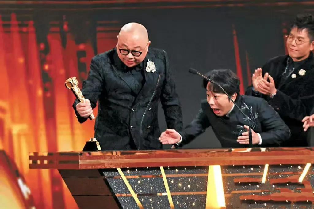 TVB颁奖礼阿Bob弄坏奖杯！
在2026年1月4日举行的TVB万千星辉颁奖典礼