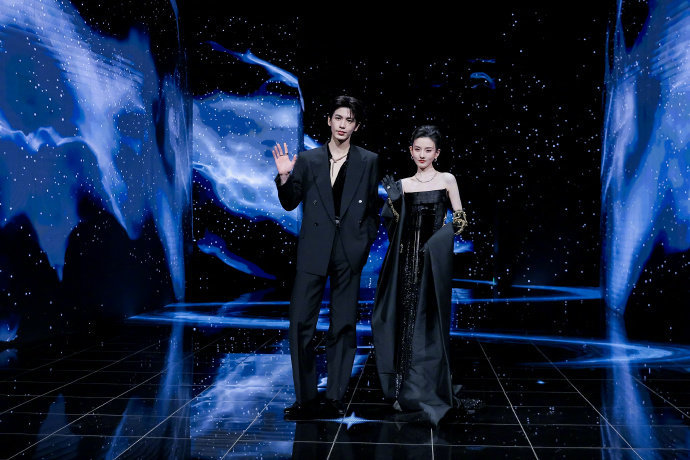 把张凌赫宋祖儿凑一对的是天才 谁懂啊！把张凌赫和宋祖儿凑一起走红毯也太会了！俊男