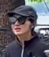 4月23日，杭州网友拍到杨千嬅与丈夫丁子高同游西湖，引发关注。
杨千嬅身穿全黑休