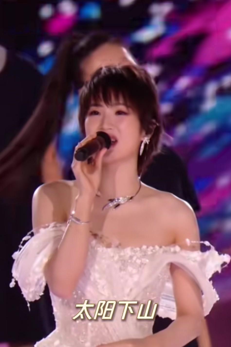 姚安娜自己可能都没意识到，她让娱乐圈的富二代人设变得安静了。

以前总有些明星爱