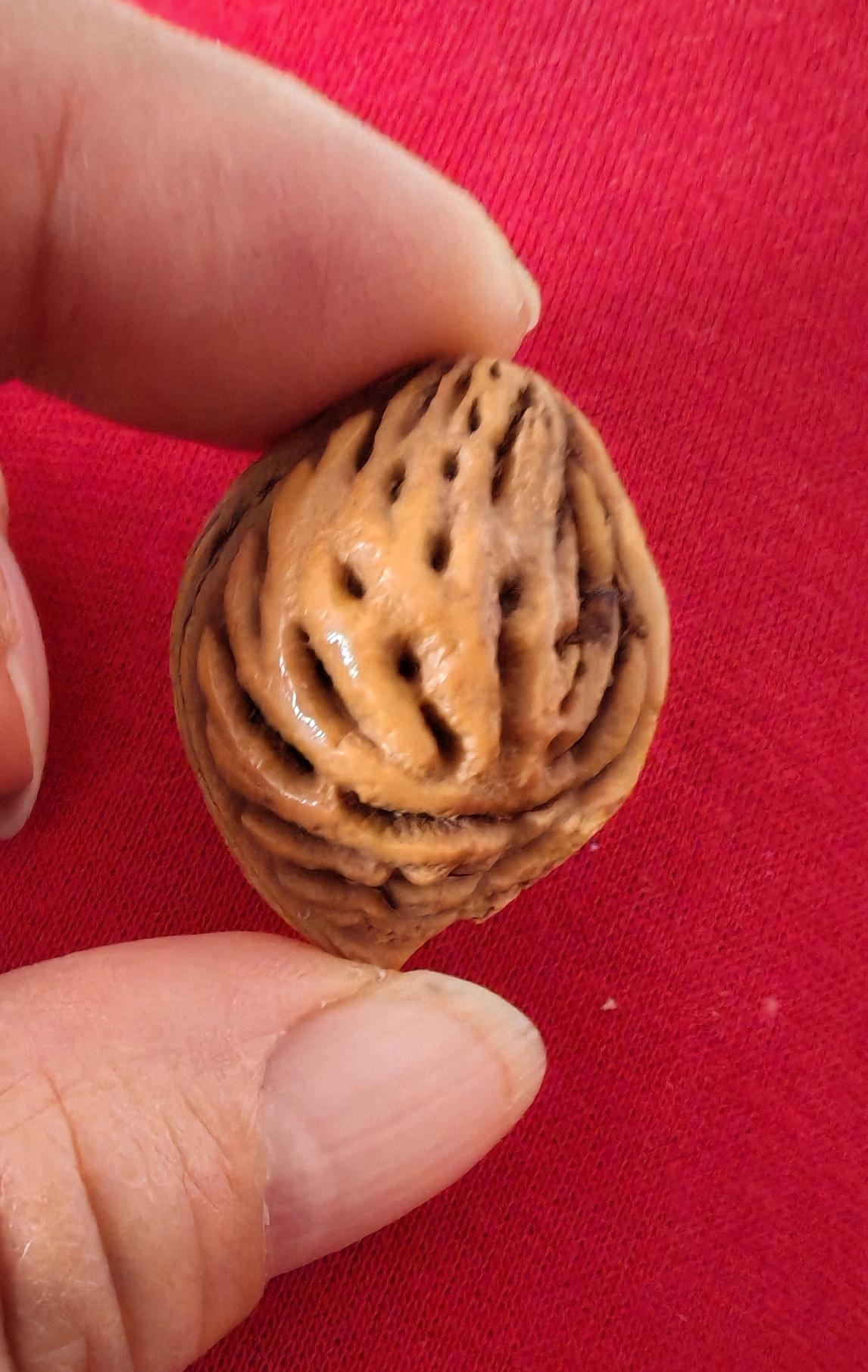 这枚桃枭很特别，干净漂亮，有一个萌萌的鬼脸，各个角度看看，美不胜收。
原生态之美