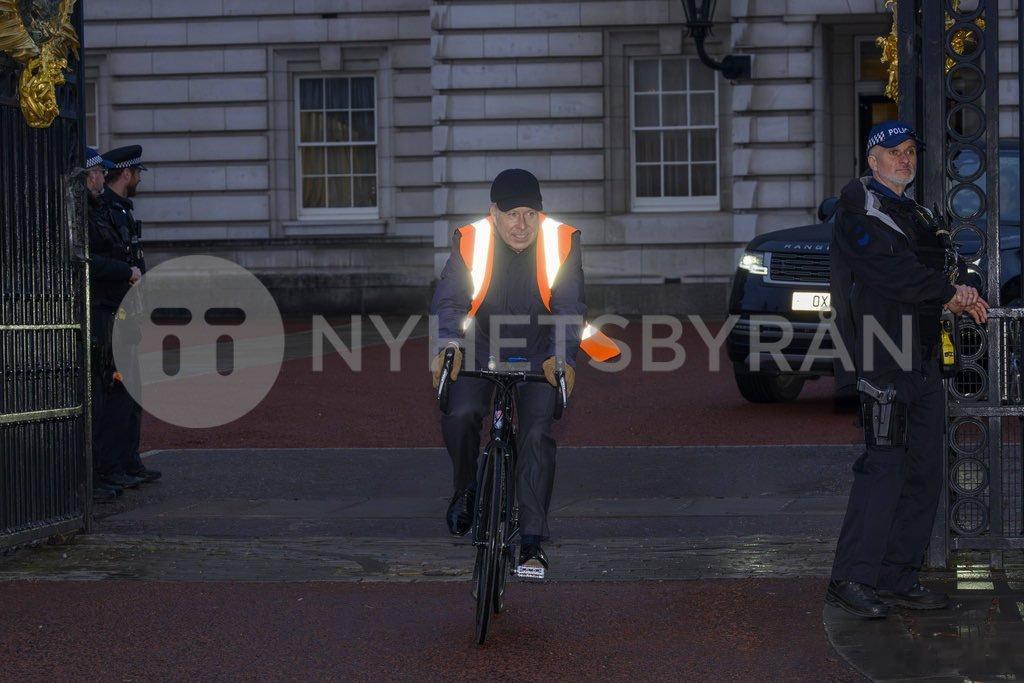 英国王室 🇬🇧12月16日，斯诺登伯爵戴维.阿姆斯特朗-琼斯骑自行车来白金汉
