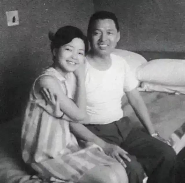 1970年，邓丽君和她的父亲一张珍贵的合影
1970年，邓丽君和她的父亲一张珍贵