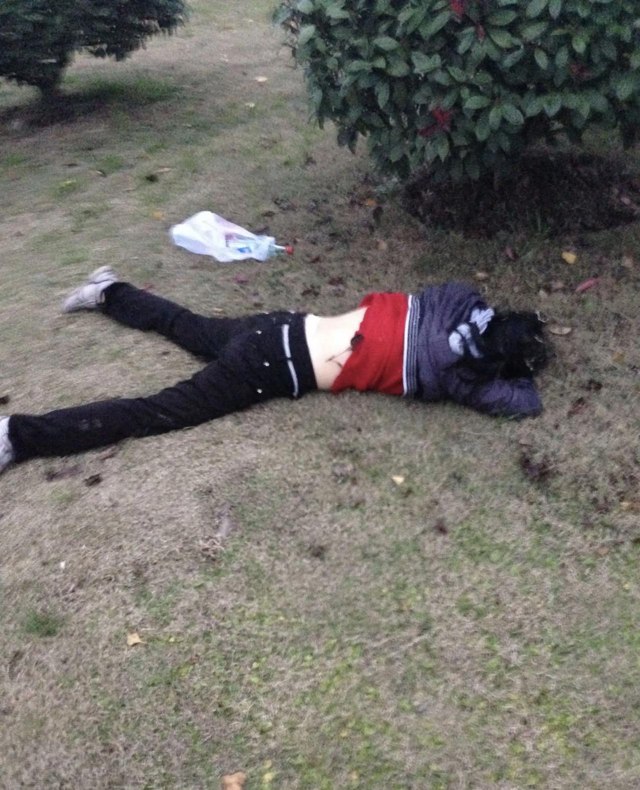 河北，一52岁女子和同村男子半夜去地里摘花生，期间，男子提出要摸女子的隐私，遭到