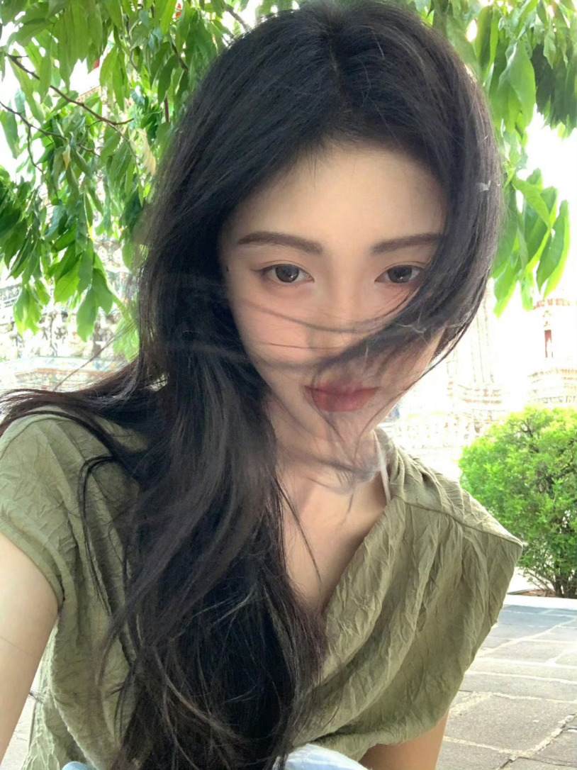 鞠婧祎发了一个表情包鞠婧祎思考emoji 鞠婧祎这波营业太有生活感了！就一个思考