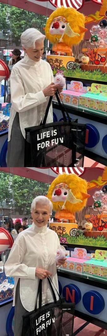 在上海逛街遇到马斯克妈妈了马斯克妈妈在上海citywalk网友在上海南京东路偶遇