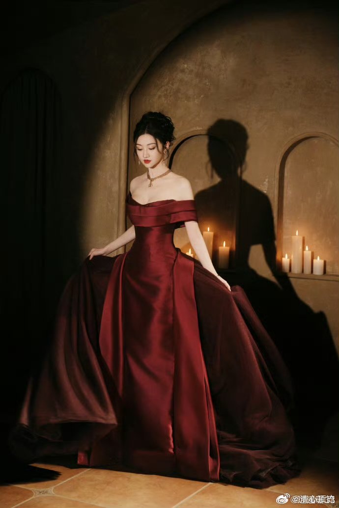 景甜肩颈线条 景甜的肩颈线条配上烛光效果，简直是视觉盛宴！那种自带柔光的美感让人