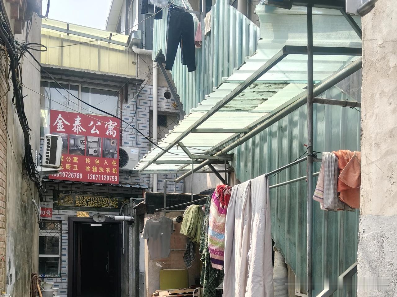 马驹桥北门口的日租小单间，真是让人一言难尽。墙壁上满是脚印，被褥散发着异味，蟑螂