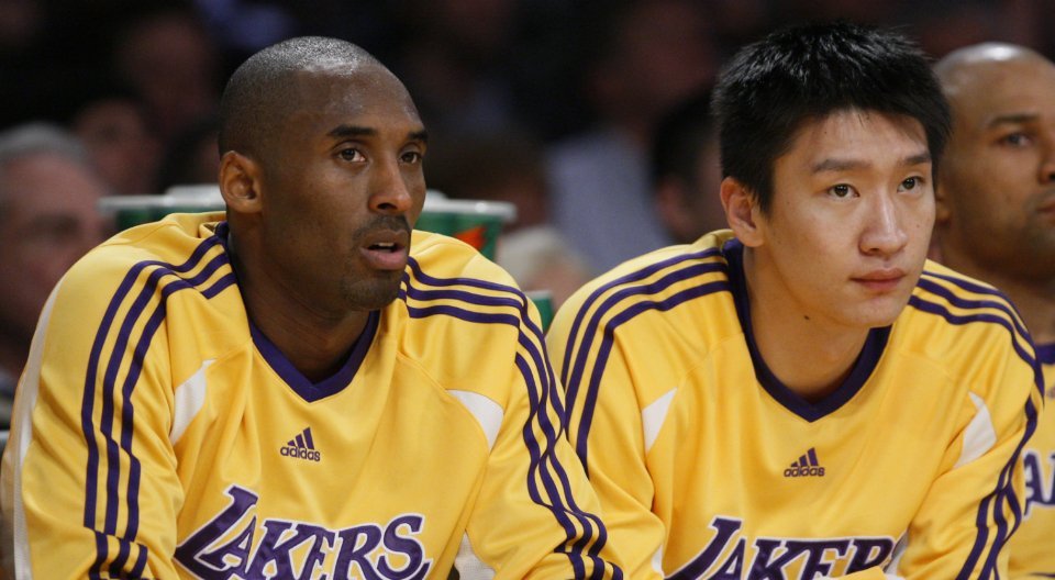 孙悦：当年湖人包机我的座位在科比旁边，因为是队友挑剩下的！！！[怒][怒][怒]