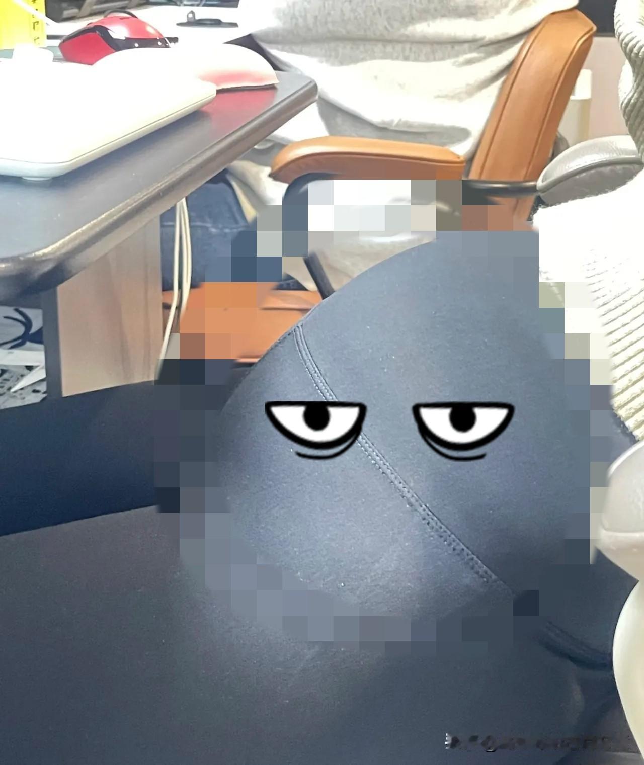 谁说大肚子就一定是有宝宝了？
图中的女生她很瘦，很漂亮（如果说以瘦为美的话）
躺