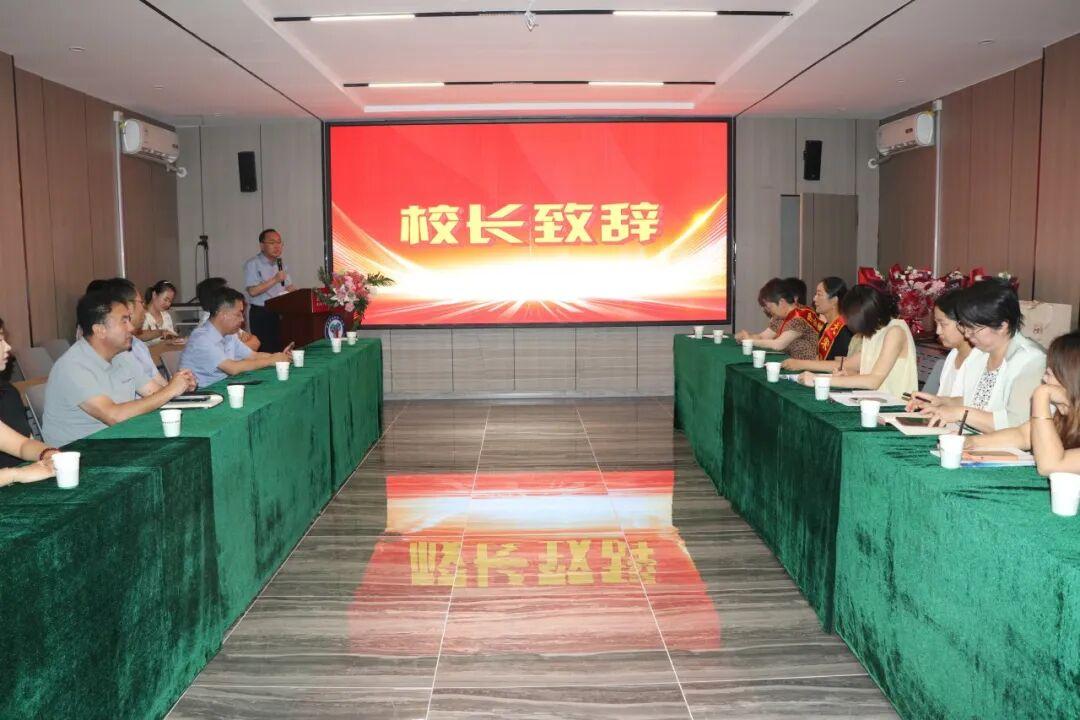 内蒙古金霍洛旗第一中学为唐文梅、王慧、刘淑英、梁美华、贾毛兰五位教师荣休仪式
 