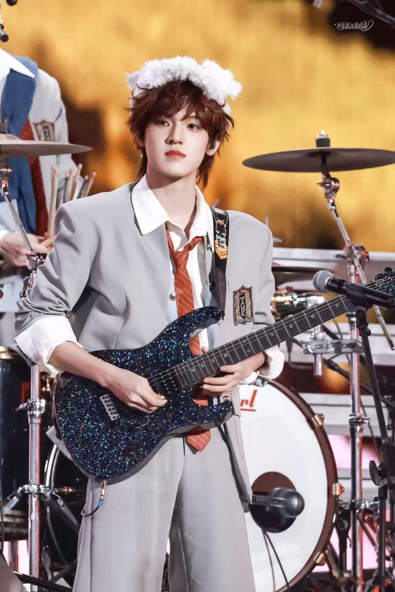 张泽禹获大舌头原唱吴克群点赞 张泽禹这波真的赢麻了！唱《大舌头》又有范儿又可爱，