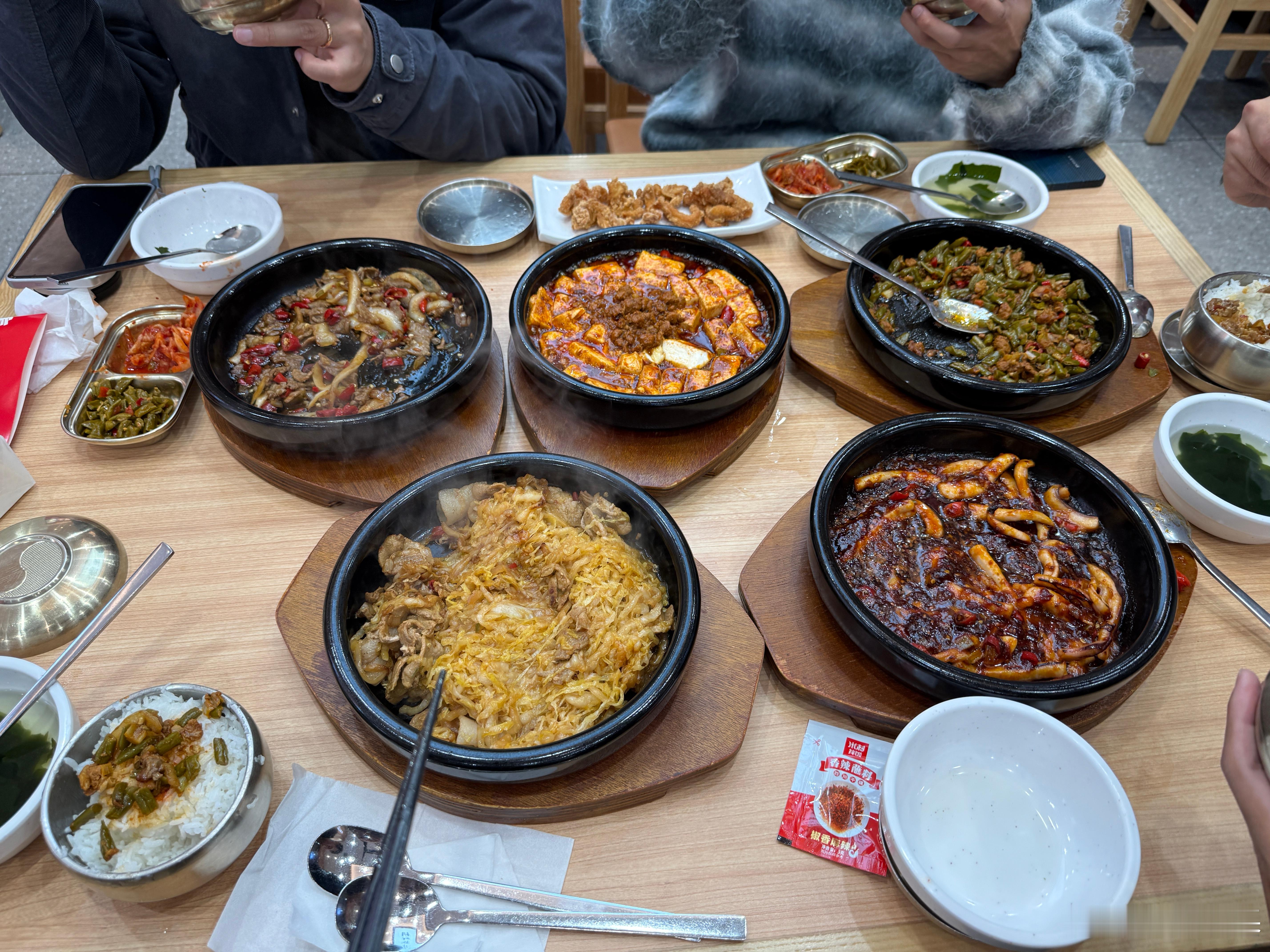 吃一顿五个菜135，人均27，饭管够小菜管够汤管够的米村拌饭喝一瓶好特卖也不知道