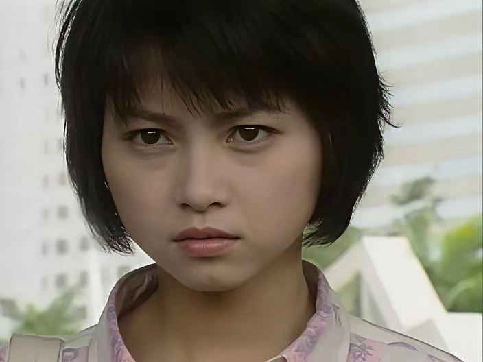 她主要是个子比较矮，演阿紫站黄日华身边跟小孩子一样。但她演的阿紫是非常切合原著的