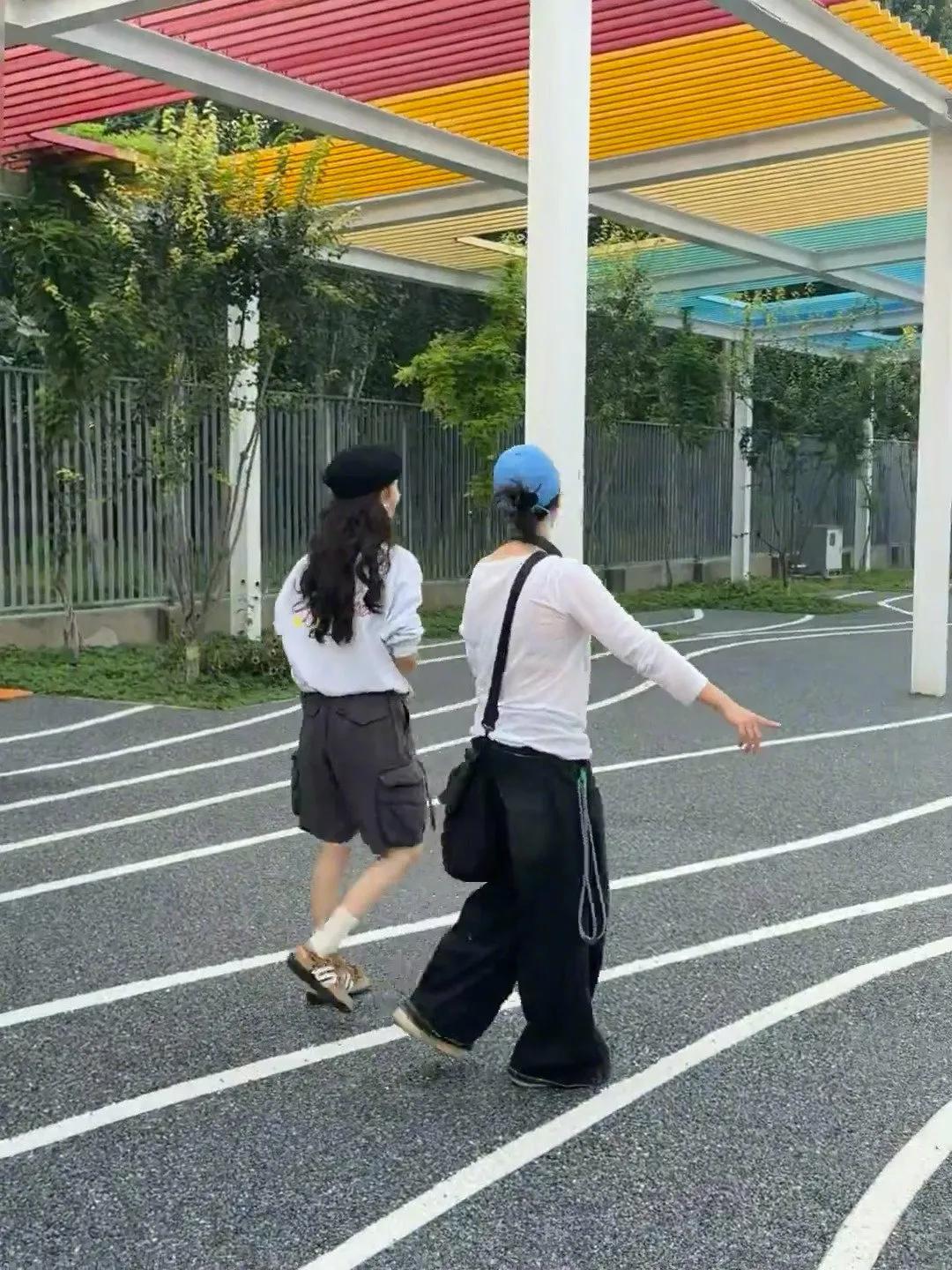 章若楠持续被北京市民偶遇中，私服的楠楠也好美~羡慕北京网友！​​​