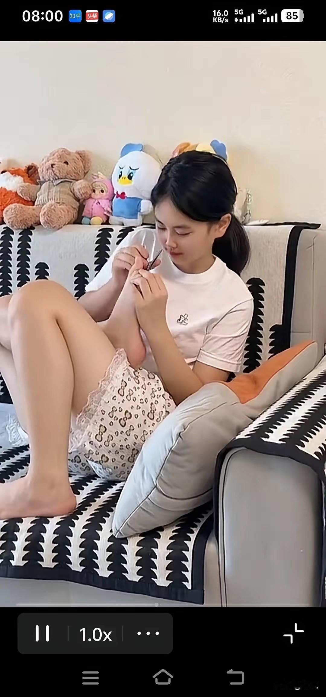 一个人剪指甲的时候，就会忍不住啃一口