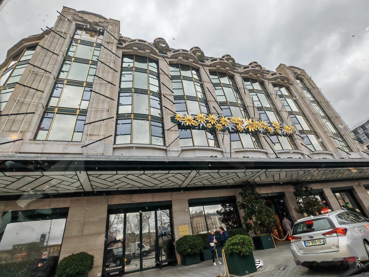 忙里偷闲到巴黎白马酒店顶层的餐厅，远眺塞纳河左岸18～19世纪风格的、圣日耳曼德